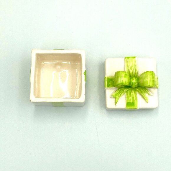 Vintage Ceramic Present Lidded Gift Trinket Ring Box Made in Japan White & Green - Picture 6 of 6
